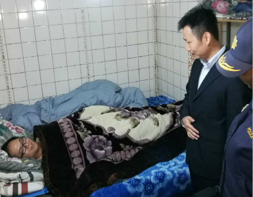 看望受傷僑胞。