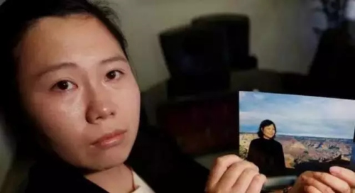 陳軼婧展示母親的照片。
