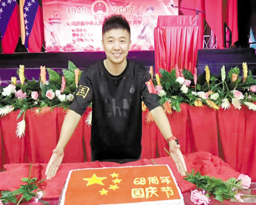 在卡拉沃沃，張思穎聯(lián)同當(dāng)?shù)厝A人社團(tuán)策劃了一場(chǎng)慶國(guó)慶迎中秋晚會(huì)。