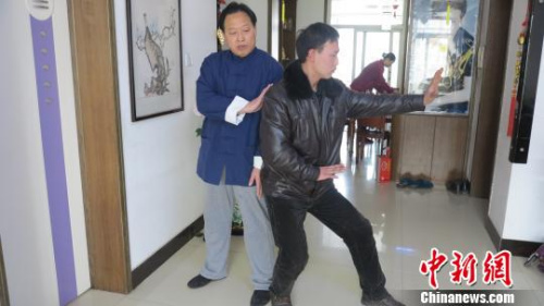 胡儉雷(左一)在傳授孫式太極拳?！堸i翔 攝