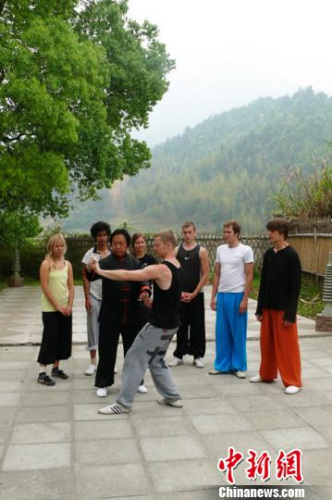 胡儉雷在向國(guó)外友人傳授孫式太極拳。　趙昊 攝