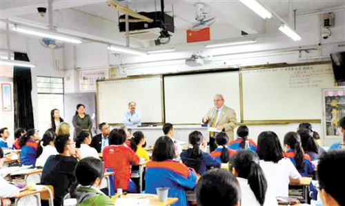 美國加州河濱市市長威廉·貝利給江門一中國際班學(xué)生作演講。