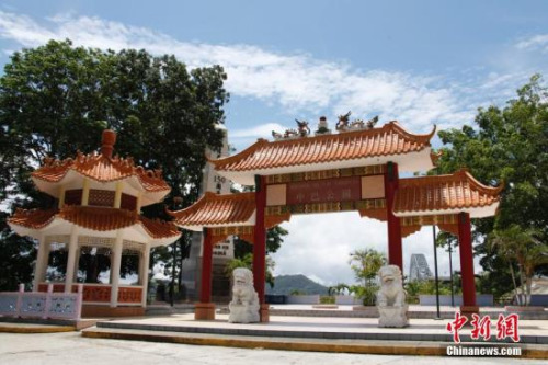  在橫跨巴拿馬運(yùn)河太平洋入海口的美洲大橋西岸，有一座中巴公園和“華人抵達(dá)巴拿馬150周年紀(jì)念碑”。2004年，巴拿馬僑社在中巴兩國(guó)政府支持下，籌資在運(yùn)河邊豎起紀(jì)念碑，建成這一紀(jì)念公園。同樣在2004年，巴拿馬國(guó)會(huì)通過(guò)決議，將每年3月30日定為“華人日”，以表彰華人對(duì)巴拿馬所作的巨大貢獻(xiàn)。<a target='_blank' >中新社</a>記者 余瑞冬 攝