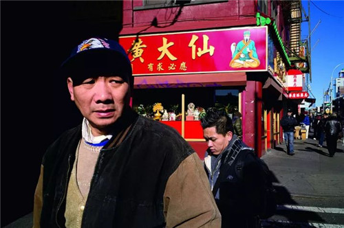 黃大仙是盛行于廣東、港澳地區(qū)的民間信仰，人們相信有求必應(yīng)的黃大仙會(huì)保佑虔誠(chéng)的供奉者，一百年來，黃大仙作為一種“文化”也在紐約唐人街上落地生根。