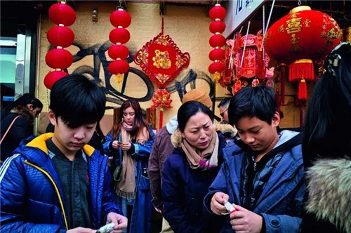 第二代第三代移民的生活方式已經(jīng)越來越接近美國(guó)人，但很難說清究竟是誰(shuí)影響誰(shuí)更多一些。墻上的涂鴉和傳統(tǒng)的燈籠融合在一起，人們低頭查看著自己一年的運(yùn)勢(shì)。