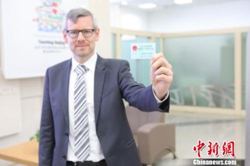 資料圖：外國人來華工作許可證。陳茹冰 攝