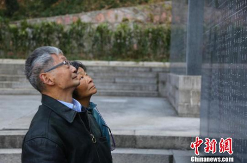 魯照寧及家屬在抗館紀(jì)念碑前祭奠自己的親人。　黃昱東 攝