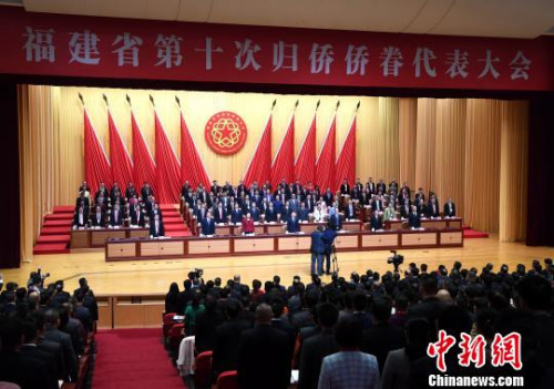  12月6日，福建省第十次歸僑僑眷代表大會(huì)在福州開(kāi)幕。來(lái)自福建省各條戰(zhàn)線、各行各業(yè)的歸僑僑眷代表和海外及港澳臺(tái)地區(qū)的閩籍僑領(lǐng)800多人參加會(huì)議。　張斌 攝