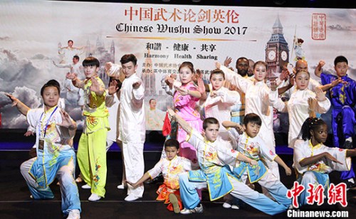 12月9日晚，一臺有15位中國武術冠軍登場的中英武林高手“比武大戲”在倫敦上演，這是英國首次大規(guī)模、高水平的武林盛會。 <a target='_blank' >中新社</a>記者 張平 攝