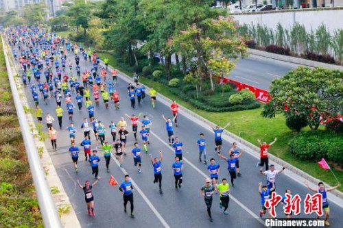 萬名參賽跑友沿著晉江“最美道路”世紀(jì)大道一路競(jìng)逐。(賴進(jìn)財(cái) 攝)