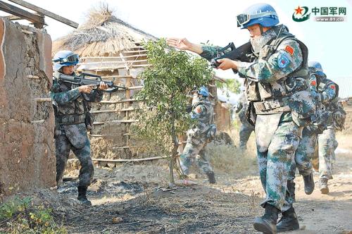 中國(guó)第3批赴南蘇丹維和步兵營(yíng)官兵執(zhí)行武器禁區(qū)巡邏任務(wù)。 李 贊攝
