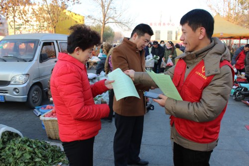 市民紛紛來領(lǐng)取僑法宣傳資料，咨詢有關(guān)歸僑僑眷留學(xué)、投資和歸僑子女升學(xué)、就業(yè)等方面的有關(guān)政策。東營市外僑辦供圖