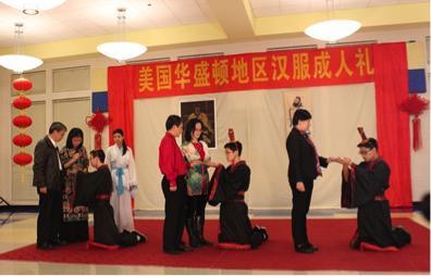 學(xué)生參加“漢服成人禮”，學(xué)習(xí)中國(guó)古代傳統(tǒng)禮儀。(美國(guó)《世界日?qǐng)?bào)》/美中實(shí)驗(yàn)學(xué)校提供)
