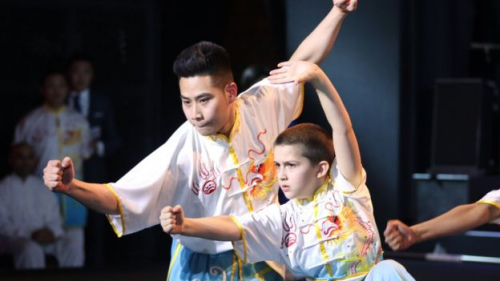 來自英國的武術(shù)運(yùn)動(dòng)員及武術(shù)愛好者也登上舞臺(tái)。今年11歲的土耳其小朋友朱奈德(Junayde) 已經(jīng)習(xí)武8年了。他爸爸表示他們一家人都是武術(shù)愛好者，朱奈德學(xué)習(xí)武術(shù)是受哥哥的啟發(fā)。(BBC中文網(wǎng))