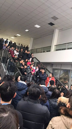 經(jīng)營戶們聚集在市場辦公室外大廳。（《歐洲時報》中東歐版微信公眾號）