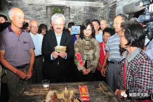 李孟賢與夫人回鄉(xiāng)祭祖 李孟賢與夫人回鄉(xiāng)祭祖