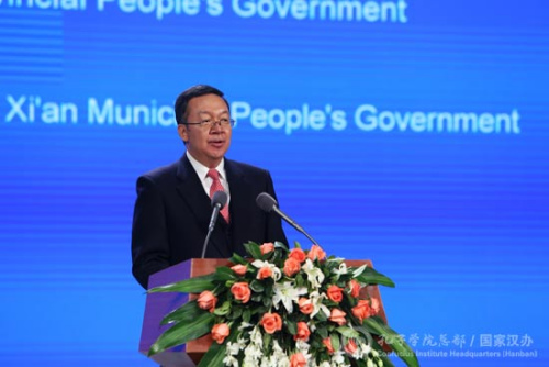 中國(guó)教育部副部長(zhǎng)、孔子學(xué)院總部理事會(huì)常務(wù)理事田學(xué)軍作報(bào)告。