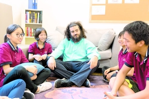 Benjamin與學生歡快地交流。