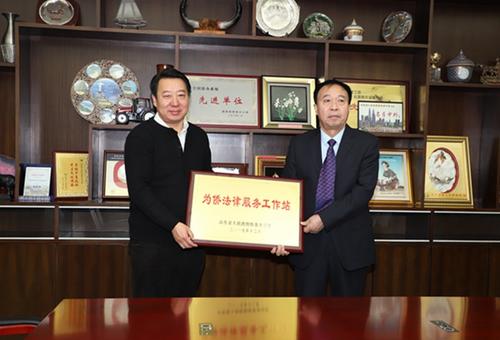 2017年12月4日，山東省僑辦舉行“為僑法律服務(wù)工作站”授牌儀式。圖為授牌現(xiàn)場。(圖片來源：山東省僑辦網(wǎng)站)