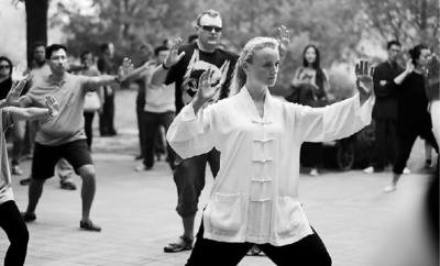  外國人學(xué)習(xí)太極拳，體驗(yàn)中華傳統(tǒng)文化。光明圖片/視覺中國