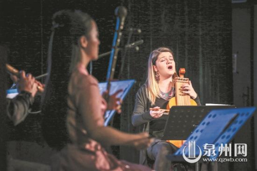 波蘭樂團(tuán)成員一邊與泉州南音藝術(shù)家共同演奏，一邊深情演唱。(陳起拓 攝)