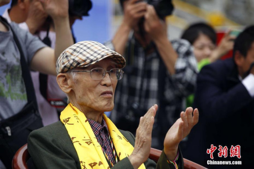 圖為2014年6月1日，余光中來到河南欒川老君山拜謁老子圣像，聽百名兒童齊聲吟誦有他創(chuàng)作的感人詩作《鄉(xiāng)愁》。 <a target='_blank' >中新社</a>記者 王中舉 攝