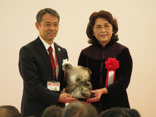 汪婉參贊向上野動物園園長福田豐贈送中國知名藝術家韓美林制作的銅像 汪婉參贊向上野動物園園長福田豐贈送中國知名藝術家韓美林制作的銅像