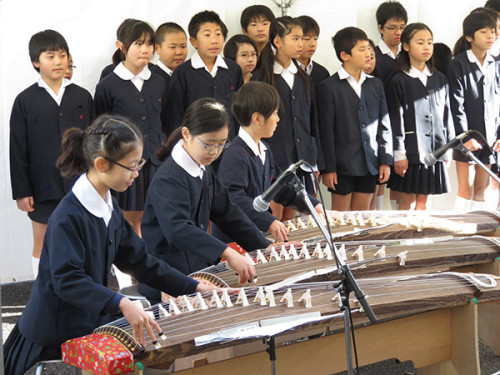 臺東區(qū)立忍岡小學校學生在慶祝會上表演古箏 臺東區(qū)立忍岡小學校學生在慶祝會上表演古箏