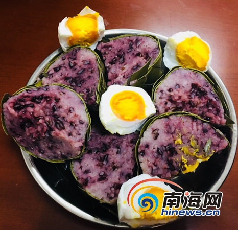 萬(wàn)寧的“落”，是古萬(wàn)州人對(duì)“用鳳尾草織成囊，裝米煮熟”的一種小吃的俗稱(chēng)。萬(wàn)寧市供圖