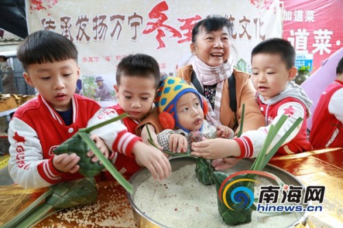 小朋友體驗(yàn)做“落”。萬(wàn)寧市供圖