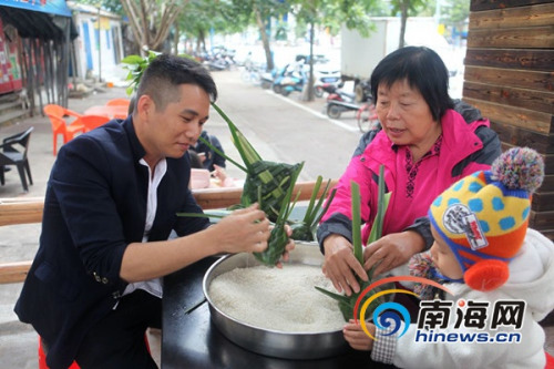市民體驗(yàn)做“落”。萬(wàn)寧市供圖