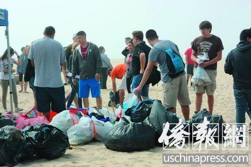 華人義工在海灘撿垃圾。（美國《僑報》/夏嘉 攝）