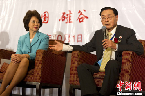 資料圖：趙小蘭和父親趙錫成。<a target='_blank' >中新社</a>發(fā) 陳鋼 攝