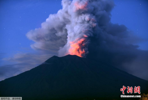 資料圖：當(dāng)?shù)貢r(shí)間11月28日，印尼阿貢火山處于噴發(fā)狀態(tài)。