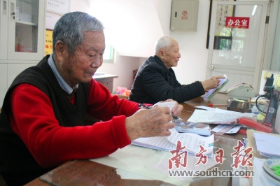 采編隊伍的不穩(wěn)定性和老年化已引起僑刊鄉(xiāng)訊工作者的擔憂。圖為《梅閣僑刊》采編人員在進行稿件校對。 戴惠甜 攝