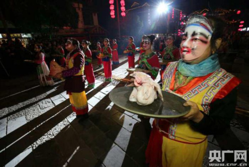 “趕火”迎新年。