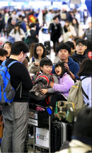 日本關(guān)西機(jī)場(chǎng)國(guó)際線出發(fā)大廳里人頭攢動(dòng)(來(lái)源:《朝日新聞》) 日本關(guān)西機(jī)場(chǎng)國(guó)際線出發(fā)大廳里人頭攢動(dòng)(來(lái)源:《朝日新聞》)