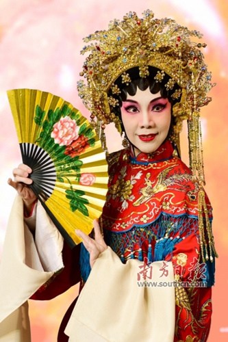 倪惠英造型照。