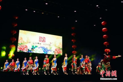 當(dāng)?shù)貢r(shí)間2月7日晚，農(nóng)歷正月十一，2017年“文化中國(guó)·四海同春”大型慰?jī)S演出在巴黎會(huì)議宮隆重舉行，為旅法僑胞獻(xiàn)上了一臺(tái)充滿中華文化魅力的藝術(shù)盛宴。<a target='_blank' >中新社</a>記者 龍劍武 攝