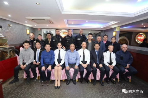 巴黎第二警區(qū)負(fù)責(zé)人在美麗城新蓬萊酒家與巴黎美麗城聯(lián)合商會成員及部分僑社代表召開座談會。（《歐洲時報》/黃冠杰 攝）