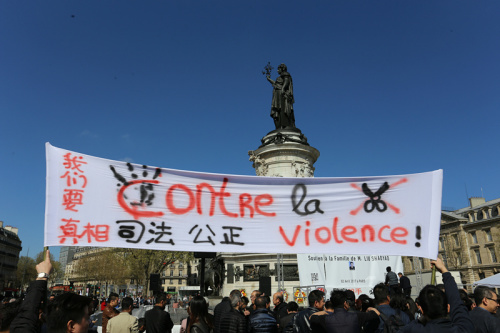 旅法僑學(xué)界在巴黎共和國廣場集會，悼念3月26日晚在家中被巴黎警察射殺的同胞劉少堯。人們打出要真相、正義的口號。（《歐洲時報》）