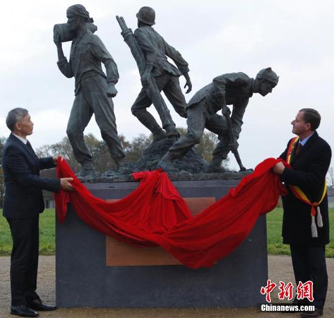 當(dāng)?shù)貢r間11月15日，一戰(zhàn)華工青銅紀(jì)念雕像在比利時西部與法國接壤的波普林格市正式落成。1916年至1918年，約14萬中國勞工來到波普林格市等一戰(zhàn)主戰(zhàn)場，在英法等協(xié)約國軍隊從事挖戰(zhàn)壕、修工事、救傷員、埋尸體等最艱苦繁重的戰(zhàn)地后勤工作，為協(xié)約國贏得一戰(zhàn)勝利作出巨大貢獻(xiàn)。<a target='_blank' >中新社</a>記者 德永健 攝
