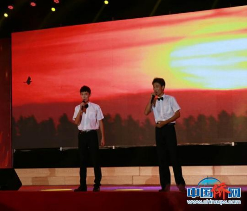 海南華僑中學“2018年元旦師生同臺文藝匯演”形式多樣?！堒缫?攝