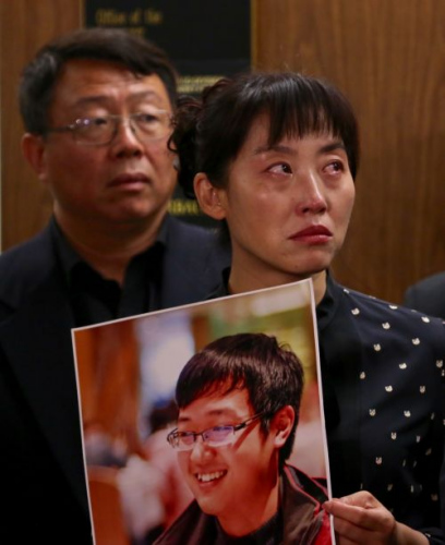 紀(jì)欣然的小姨在法庭旁聽法官宣判。(圖片來源：僑報記者邱晨攝)