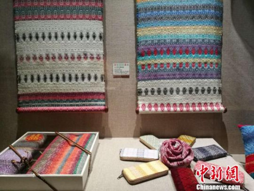 圖為精美的“壯太同紋錦”制品。　胡遠(yuǎn)航 攝