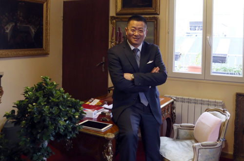 法國忠興集團董事長、中歐經(jīng)濟文化交流協(xié)會秘書長吳忠認為老一輩華商要學會“放手”。 