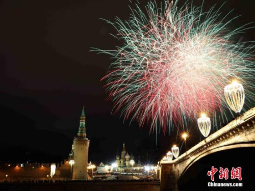 資料圖：2018年1月1日，莫斯科燃放煙花慶祝2018新年。<a target='_blank' >中新社</a>記者 王修君 攝