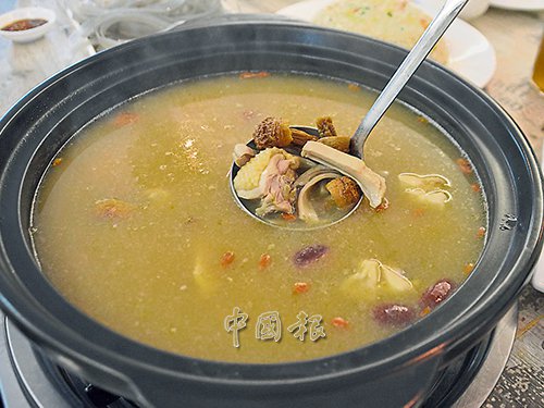 經(jīng)過慢火熬煮的松茸菌豬肚雞湯美味可口，暖胃保健。(馬來西亞《中國報》/趙詩綺 攝)