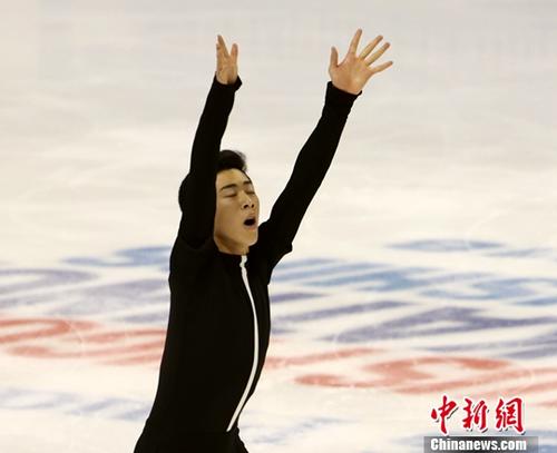 當(dāng)?shù)貢r(shí)間1月4日晚，美國(guó)加州圣荷西，18歲華裔選手陳巍(Nathan Chen)在2018年美國(guó)花樣滑冰錦標(biāo)賽男子短節(jié)目比賽中以104.45分獲得第一。他是世界上首位、也是唯一能在完成五種四周跳的選手，陳巍是2017-2018年度國(guó)際滑冰聯(lián)盟花樣滑冰大獎(jiǎng)賽總決賽金牌得主，被視為平昌冬奧會(huì)美國(guó)隊(duì)奪取男單金牌的希望。<a target='_blank' >中新社</a>記者 劉丹 攝