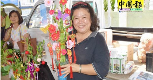 梁依凌：年花非常好賣(mài)，很多游客也選購(gòu)。(馬來(lái)西亞《中國(guó)報(bào)》/歐盛財(cái) 攝)